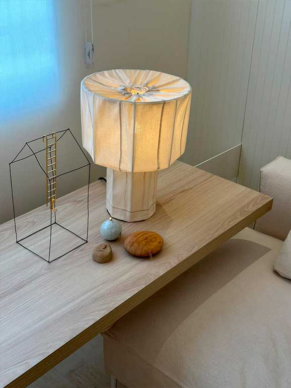 Mesa com brinquedos para atendimento infantil